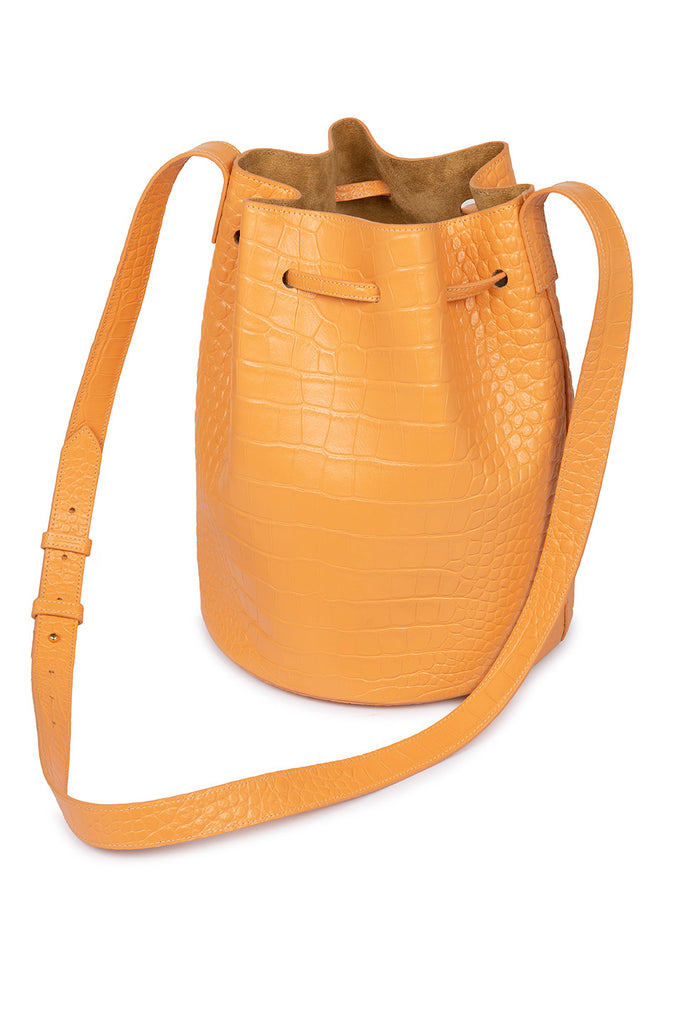 Trasera Bucket bag de piel grabada en coco color pomelo Leandra. Bolsos de piel made in Spain 