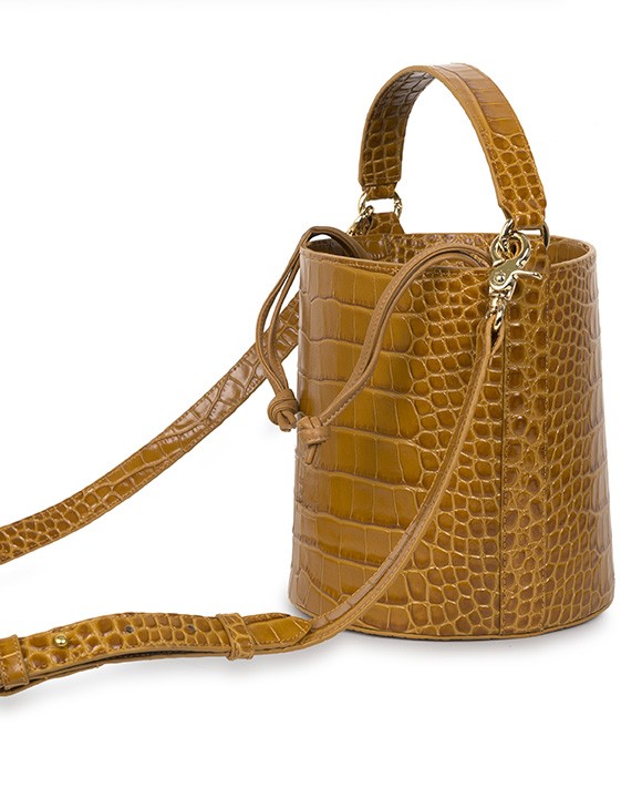 Bucket bag de piel grabado en coco con sello en oro Leandra. Bolso de piel made in Spain Leandra