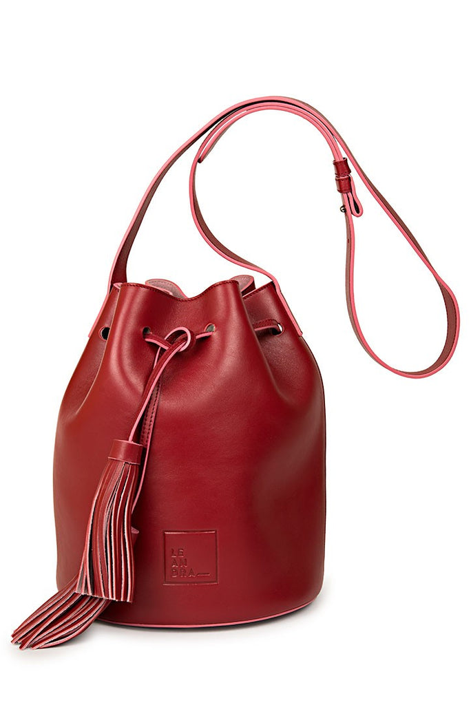 Bolso saco piel rojo burdeos Leandra. Bolso de piel tipo bucket bag rojo Made in Spain Leandra