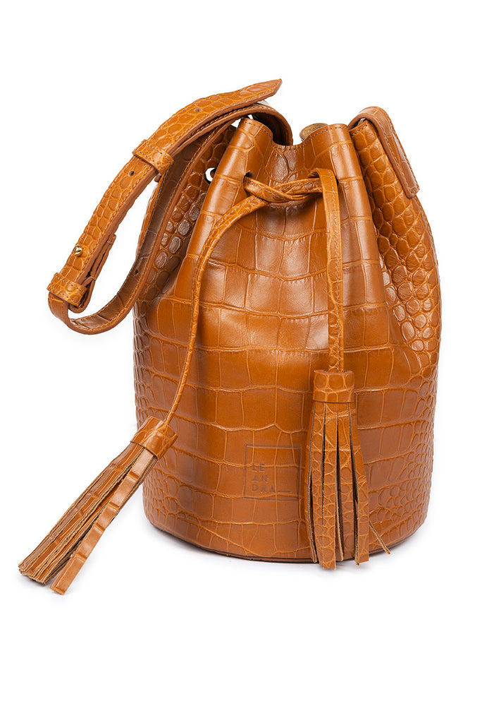 Mini bucket bag marrón grabado en coco soft Leandra | Bolsos piel made in Spain Leandra.