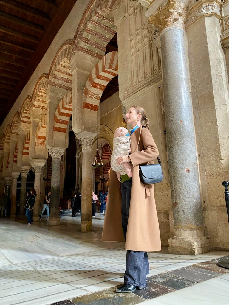 Alejandra Corsini en la Mezquita de Córdoba con su bandolera con solapa negra Leandra