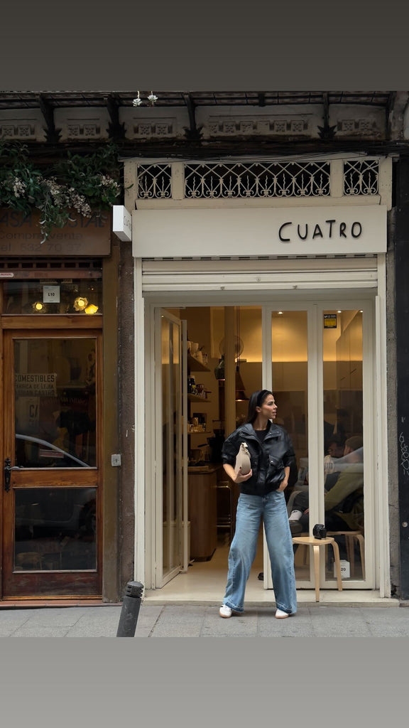 Judith Frontón con nuestro bolso media luna beige Leandra