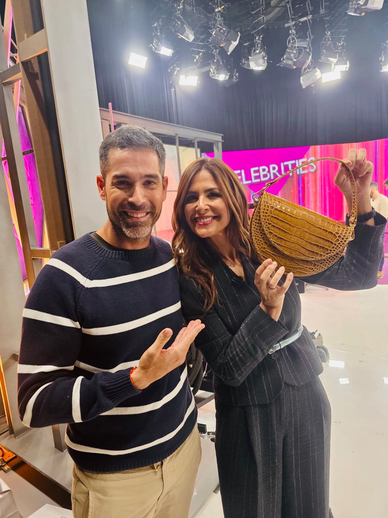 Nuria Roca con nuestro saddle bag de piel grabada en coco camel Leandra