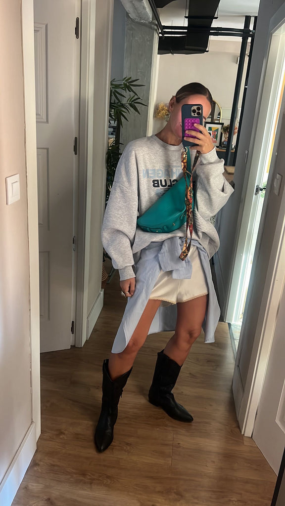 Marta Vera con nuestra bandolera multiposición tipo riñonera turquesa LEANDRA