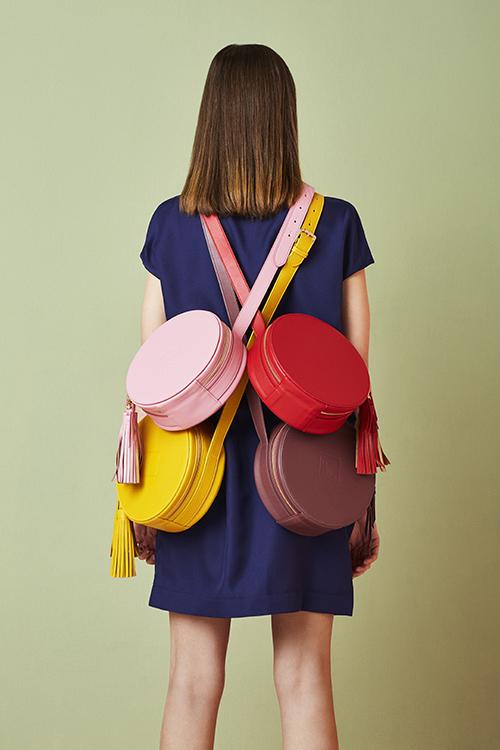 Circle Bag. Formas geométricas capaces de levantar cualquier look. Sus borlas bicolor aportarán movimiento y estilo a tu outfit. Bolso Leandra 100% made in Spain a la venta en leandrabrand.com
