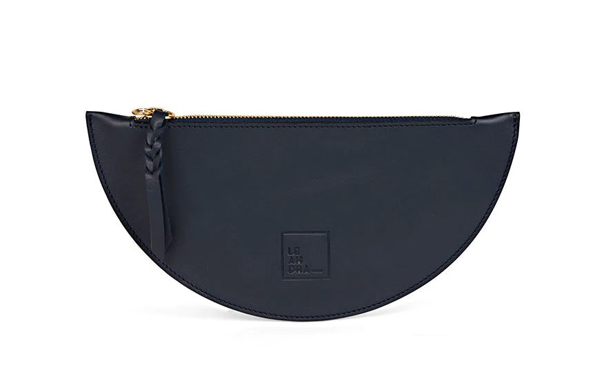 Las carteras y monederos son los complementos básicos para ti. Los perfectos compañeros temporada tras temporada. Nuestros accesorios son 100% made in Spain y la piel es la gran protagonista. 