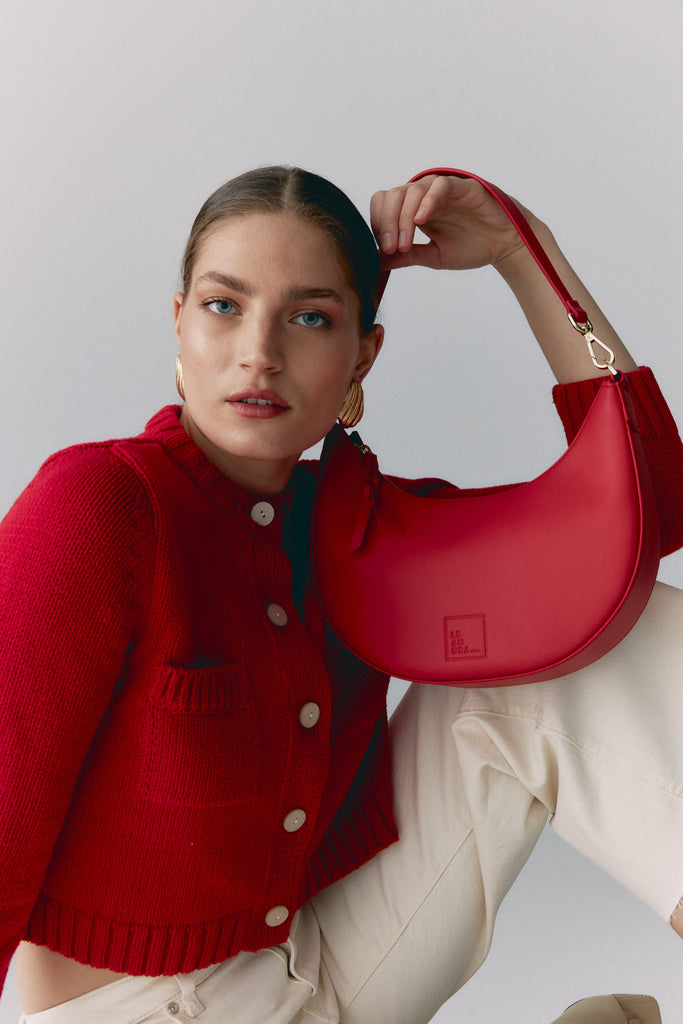 Bolso rojo mujer| Dale un toque de color a tu look con la tendencia Fiery Red