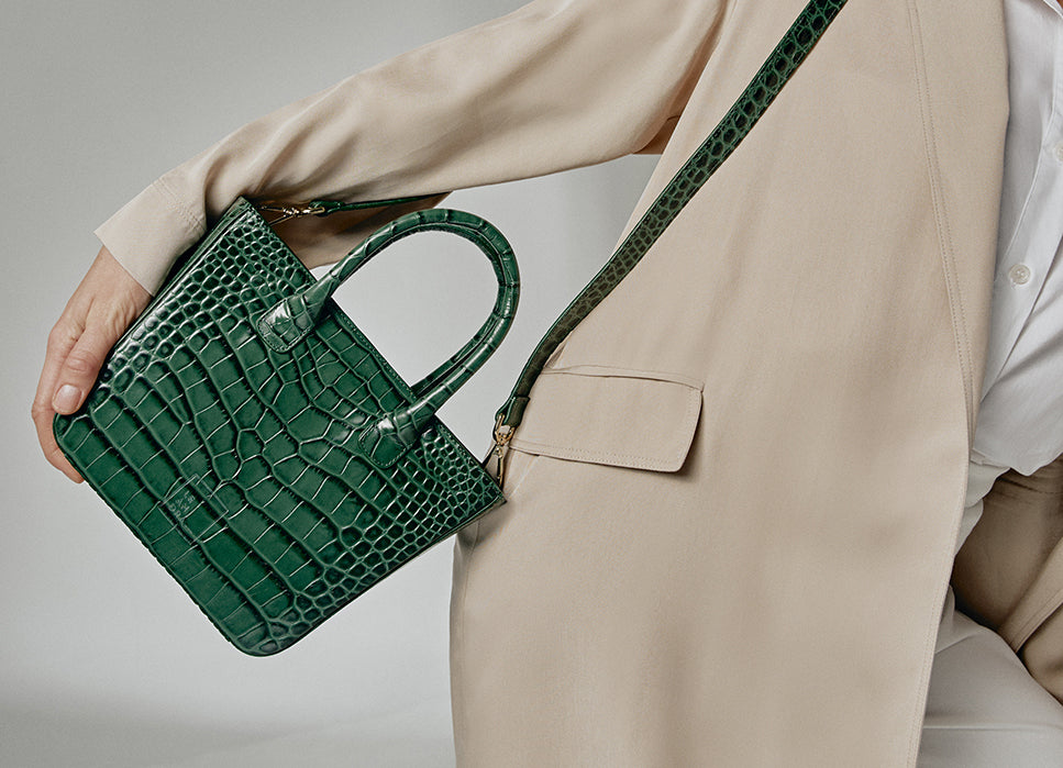 Bolso de mano de piel con forma geométrica tipo trapecio Leandra. Un diseño clásico con asa de mano y asa larga extraíble. Un toque vanguardista gracias a su forma geométrica. Bolso de piel fabricado en Ubrique a la venta en leandrabrand.com