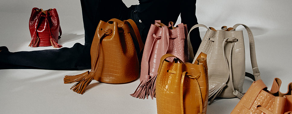 Bucket bag de piel grabada en coco Leandra.  Bolso saco o bucket bag de piel grabada Leandra de color rosa, rojo, negro, azul, pomelo, avellana, marrón, perla fabricados en Ubrique y a la venta en leandrabrand.com