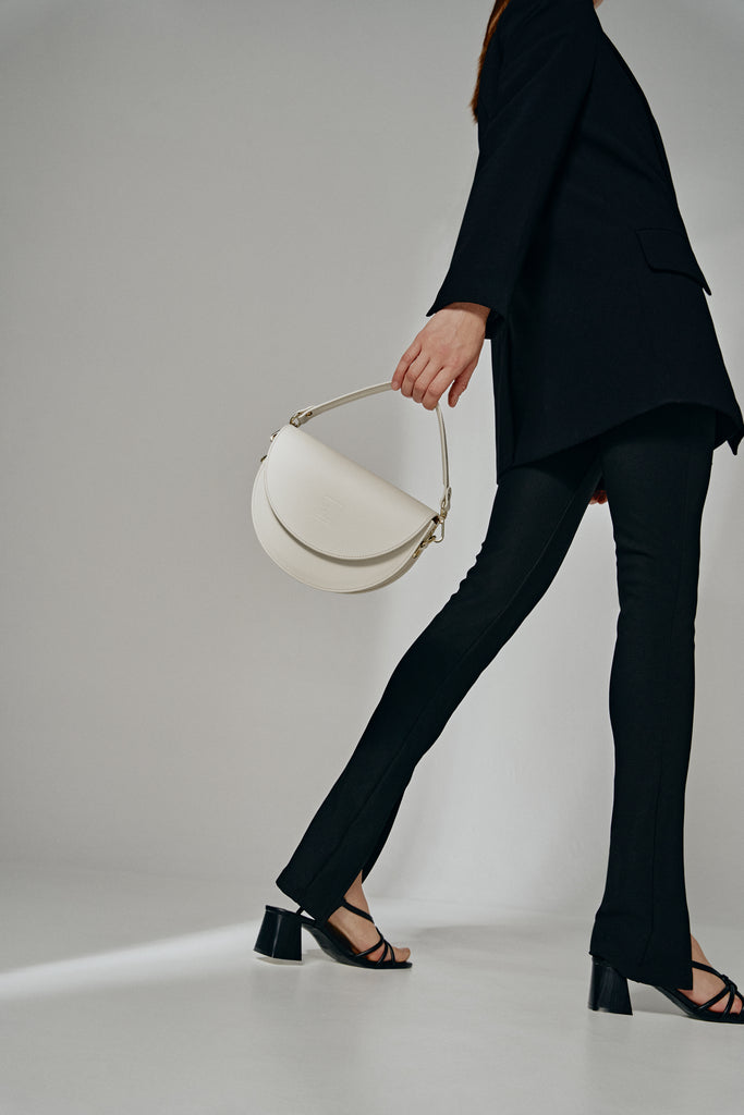 Saddle Bag, bandoleras de piel fabricadas en Ubrique Leandra. Perfecto para llevar por el día con su asa bandolera o en ocasiones más especiales como bolso de mano. Bolsos Made in Spain Leandra