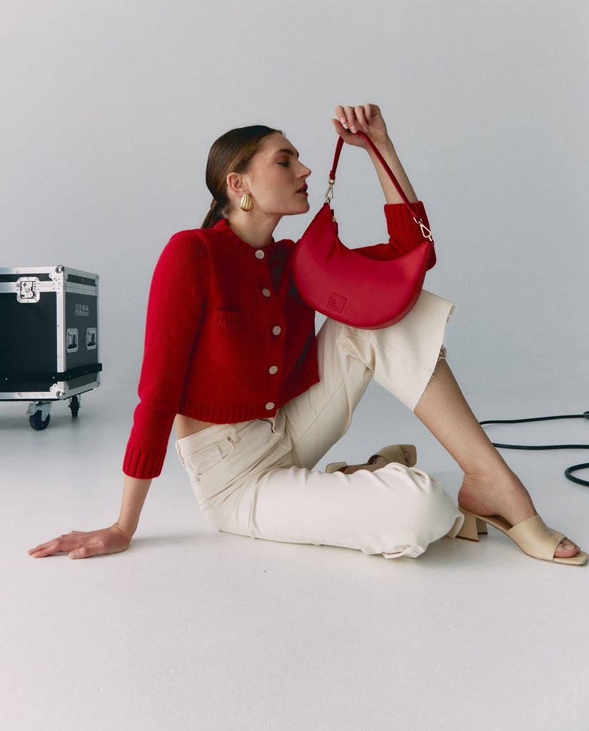 Bolso Media Luna de piel Leandra. Bolso con estilo minimalista y forma de media luna. El bolso media luna, con cremallera, forro interior textil grabado y herrajes metálicos con el logo grabado en la parte frontal del bolso está fabricado en Ubrique.