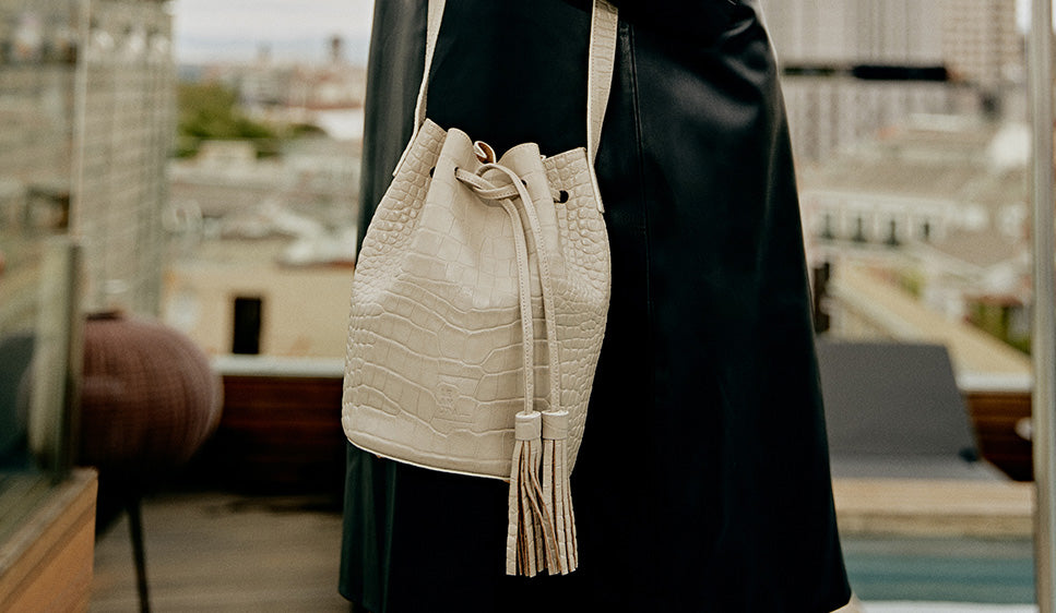 Mini bucket bag Leandra. La mejor colección de bolsos saco mini con piel lisa en amarillo y camel o grabada en coco made in Spain Leandra fabricados en Ubrique y a la venta en leandrabrand.com