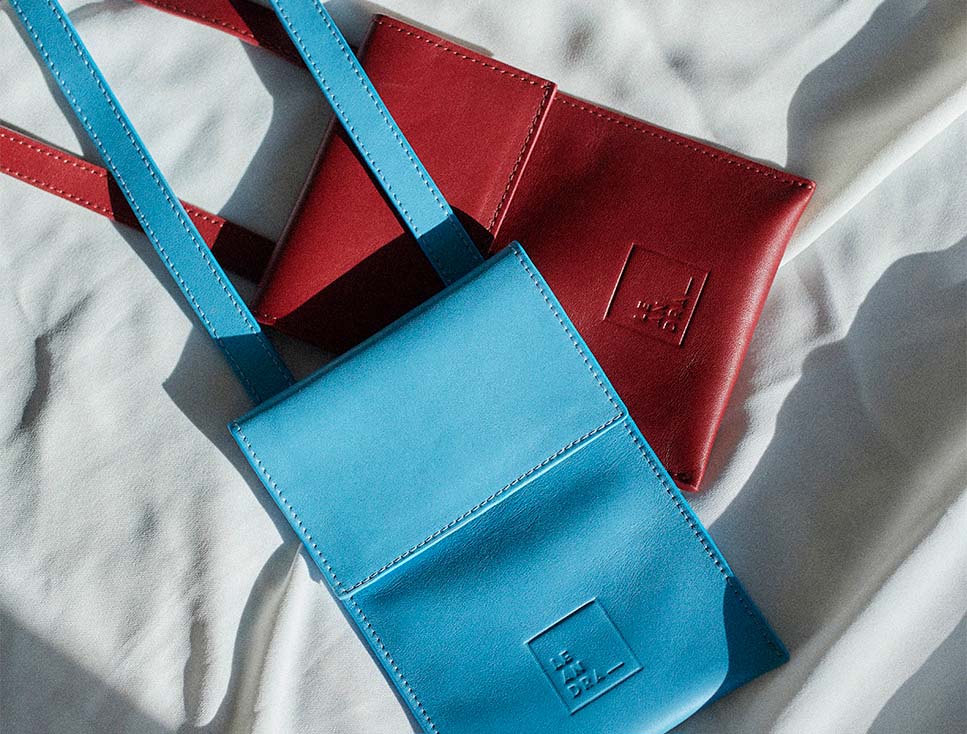 Mini bandolera Leandra. Bolso tipo mini bag de piel made in Spain Leandra. Tu bolso tipo mini bandolera made in Spain de piel en formato mini multiposición. Portamóvil, bandolera... llévalo siempre cerca de ti para guardar tus objetos.