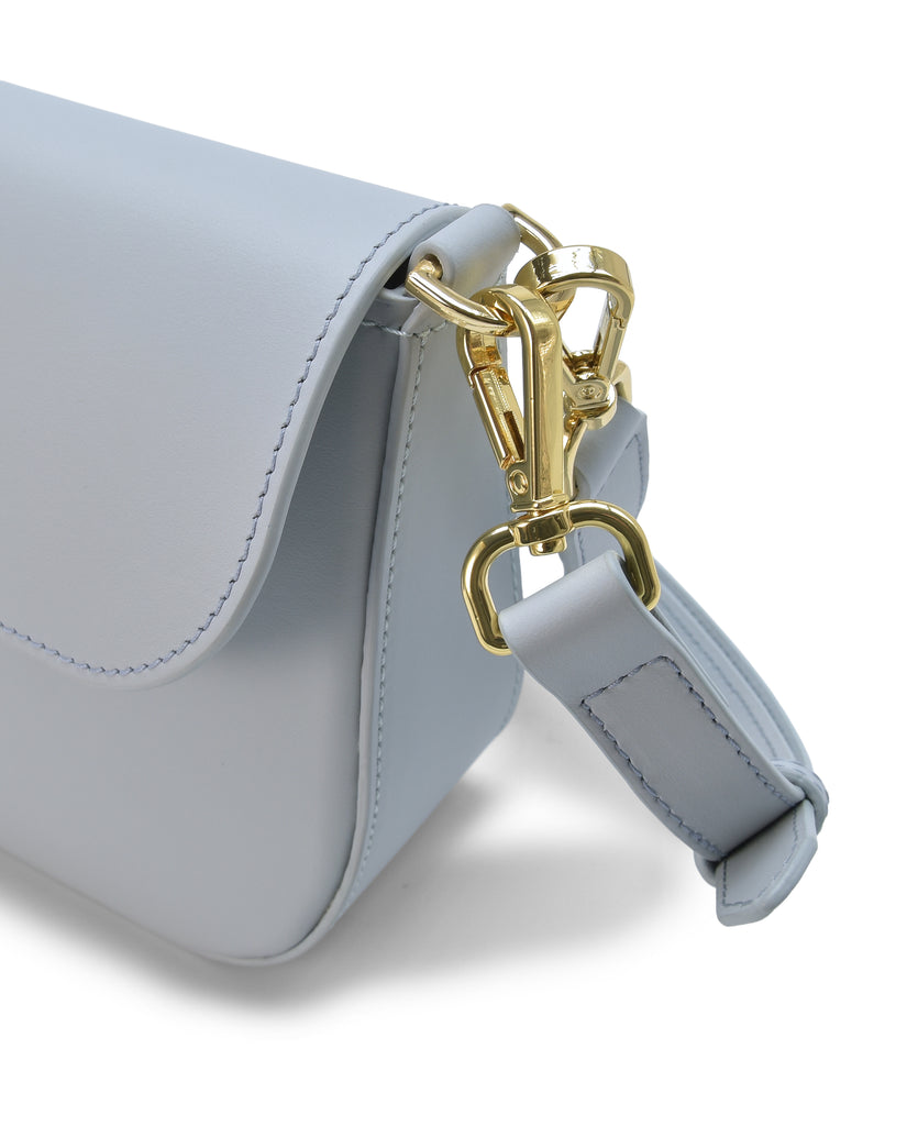 Bolso baguette de piel color azul celeste Leandra imagen detalle asa.