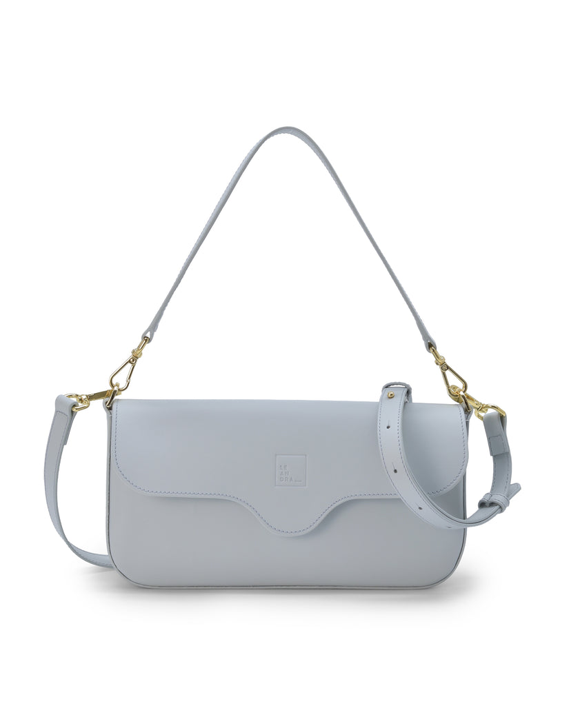 Bolso baguette de piel color azul cielo Leandra imagen frontal.