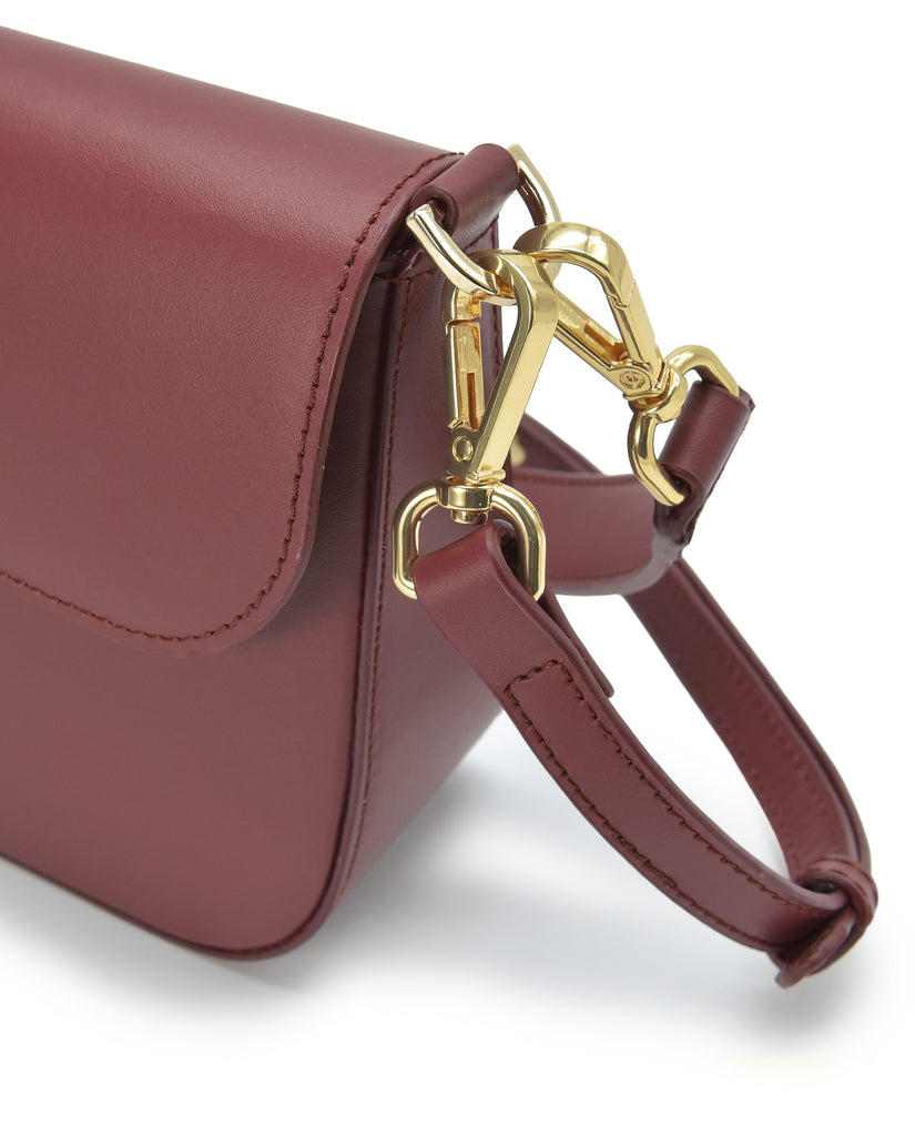 Bolso baguette de piel color burdeos Leandra imagen detalle asa.