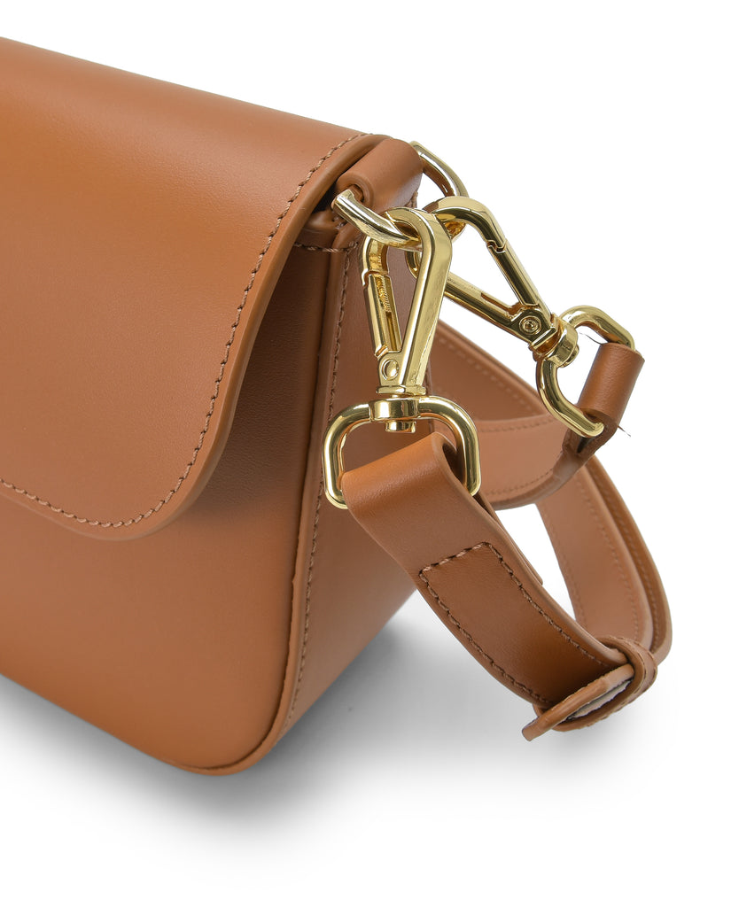 Bolso baguette de piel color camel Leandra imagen detalle asa.