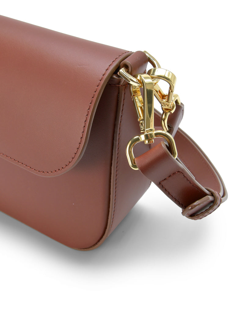 Bolso baguette de piel color marrón chocolate Leandra imagen detalle asa.