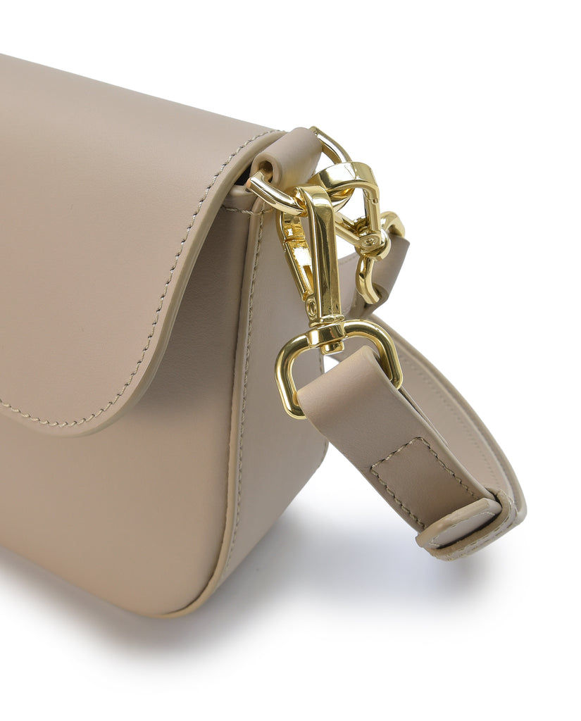 Bolso baguette de piel color taupé Leandra imagen detalle asa.