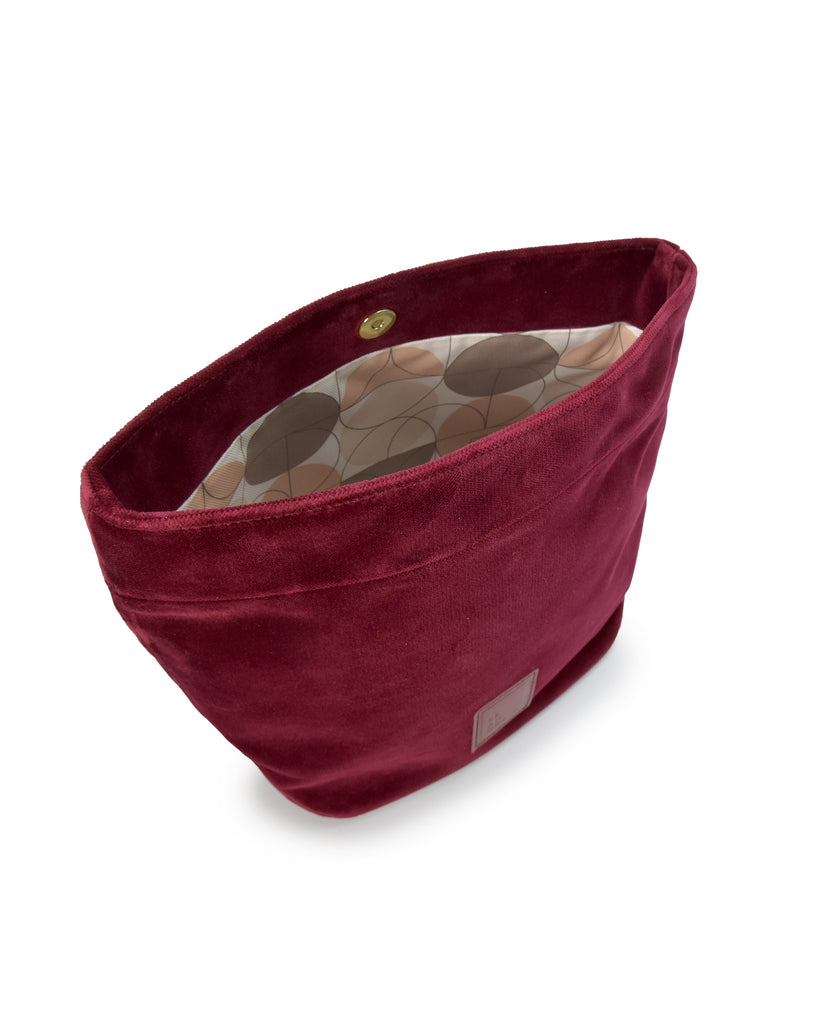Imagen interior de bolso de fiesta tipo paper bag en terciopelo color burdeos Leandra.