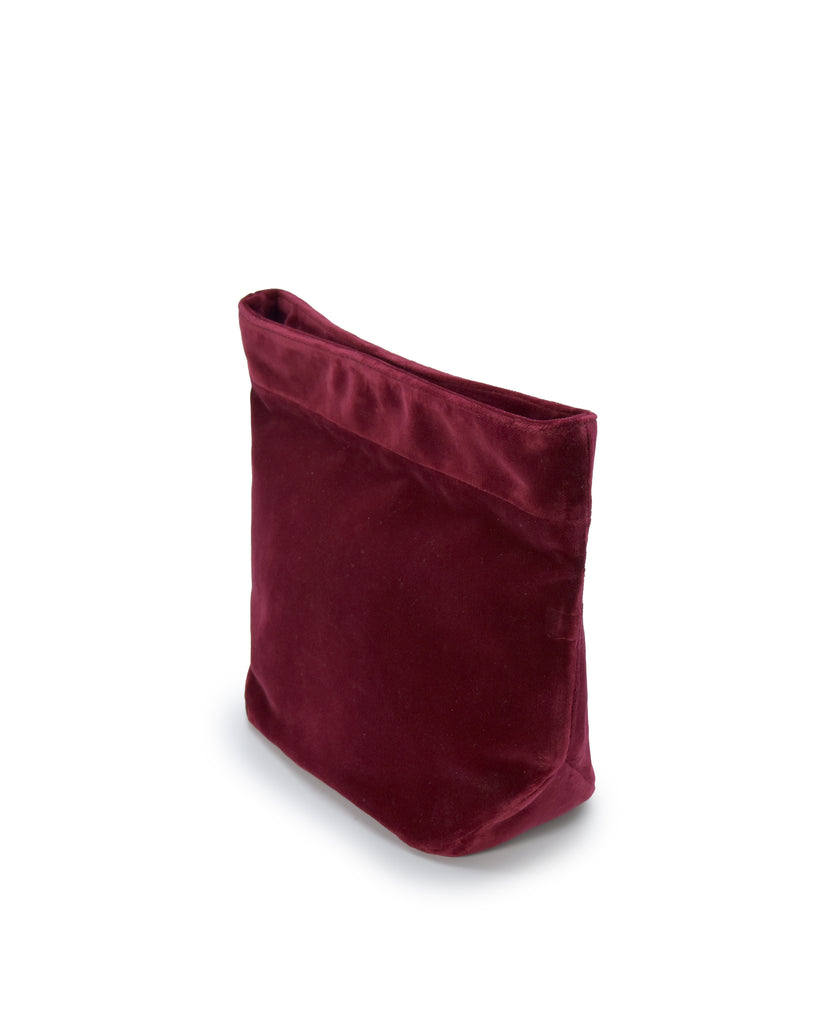 Imagen lateral bolso de fiesta tipo paper bag en terciopelo color burdeos Leandra.