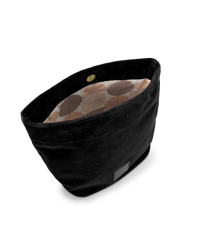 Imagen interior de bolso de fiesta tipo paper bag en terciopelo color negro Leandra.