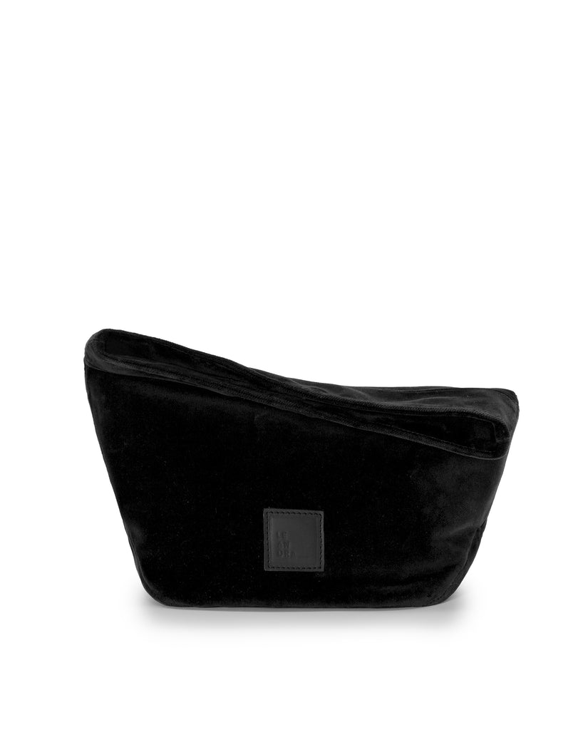 Imagen bolso de fiesta tipo paper bag en terciopelo color negro Leandra.