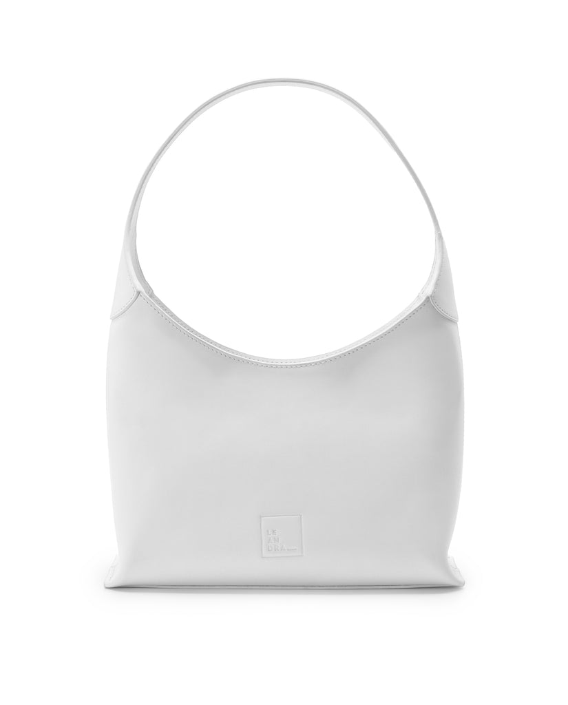 Imagen frontal de bolso hobo de piel color blanco Leandra.