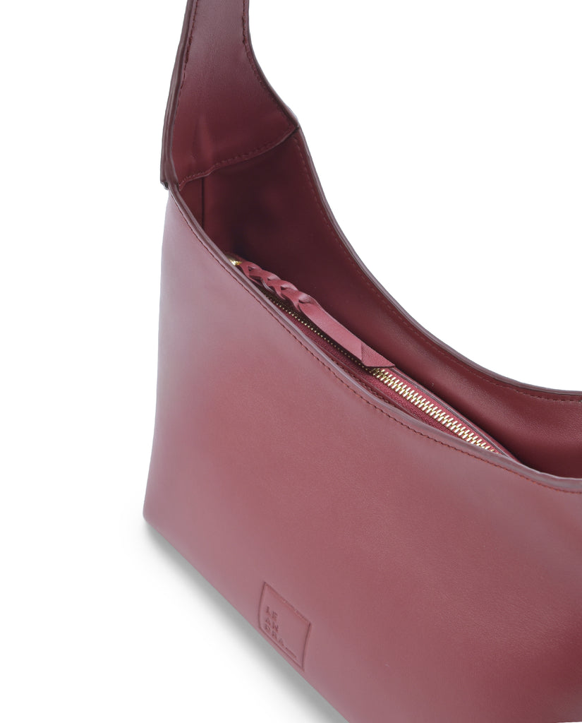 Imagen detalle cremallera de bolso hobo de piel color burdeos Leandra.