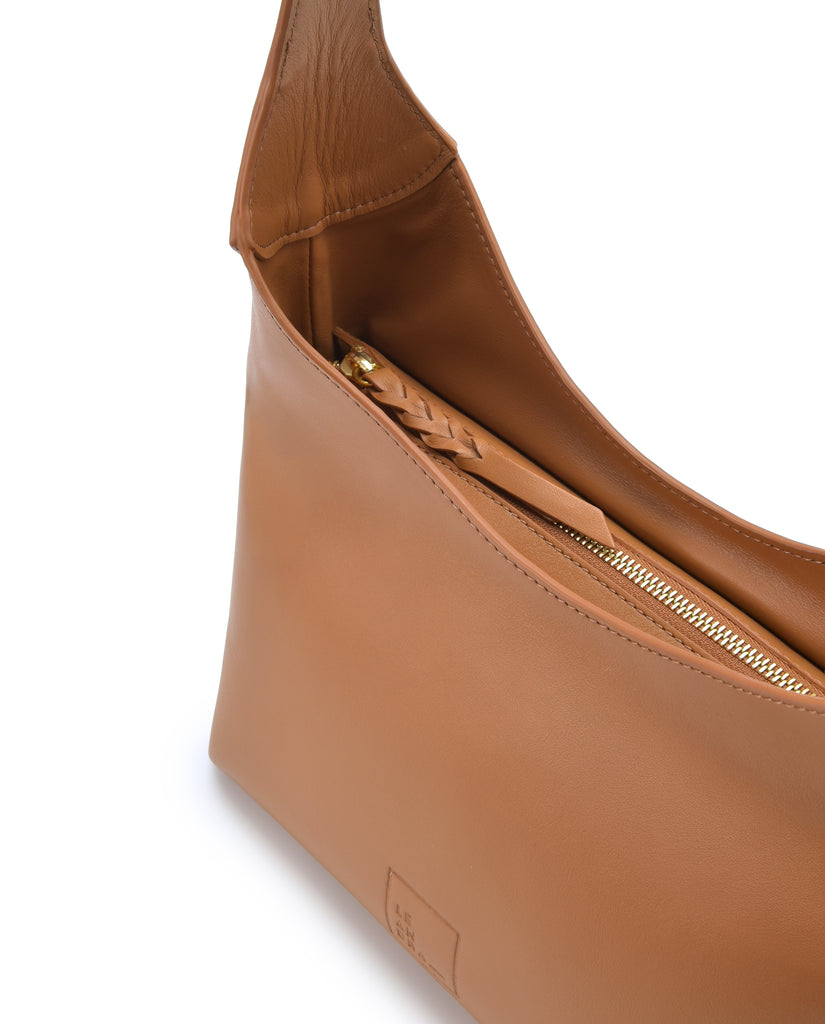Imagen detalle cremallera de bolso hobo de piel color camel Leandra.