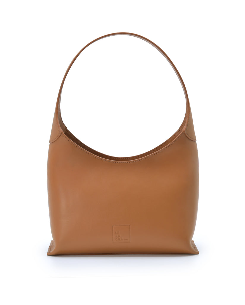 Imagen frontal de bolso hobo de piel color camel Leandra.