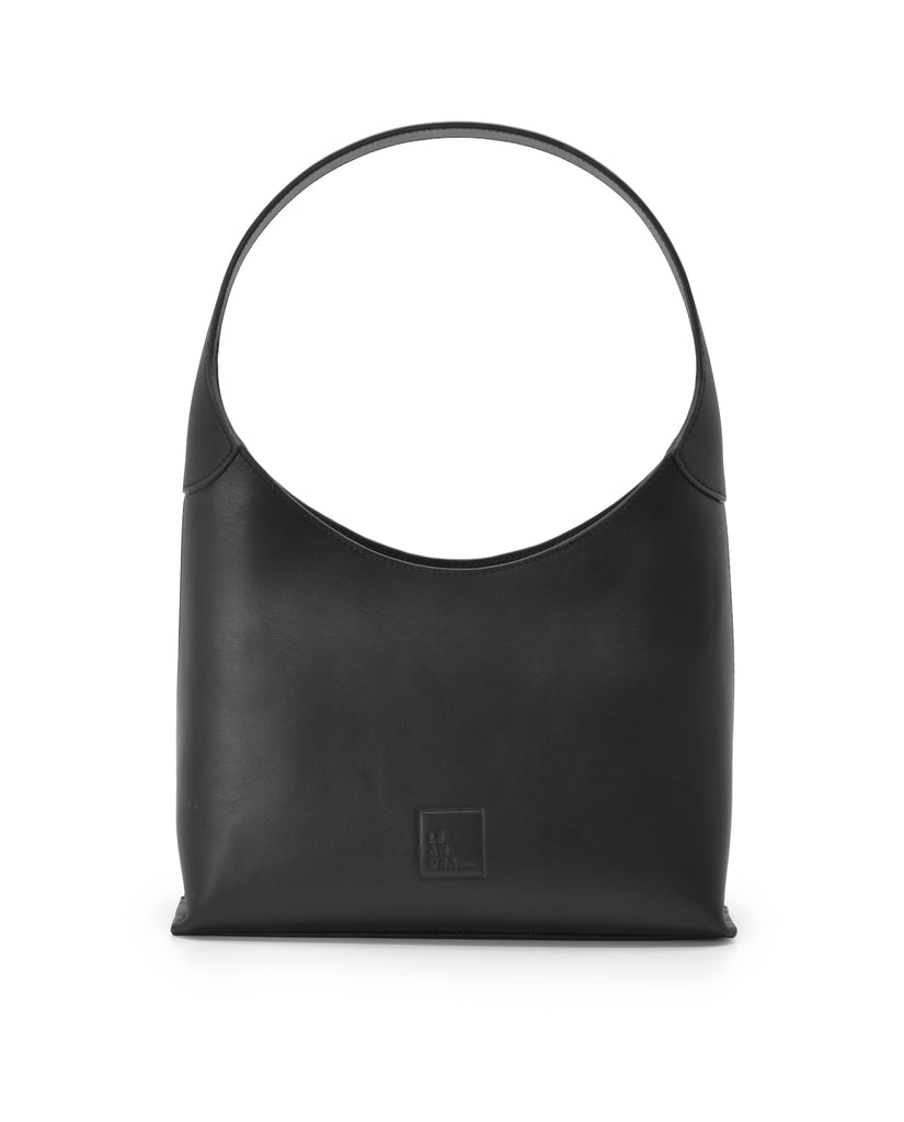 Imagen frontal de bolso hobo de piel color negro Leandra.