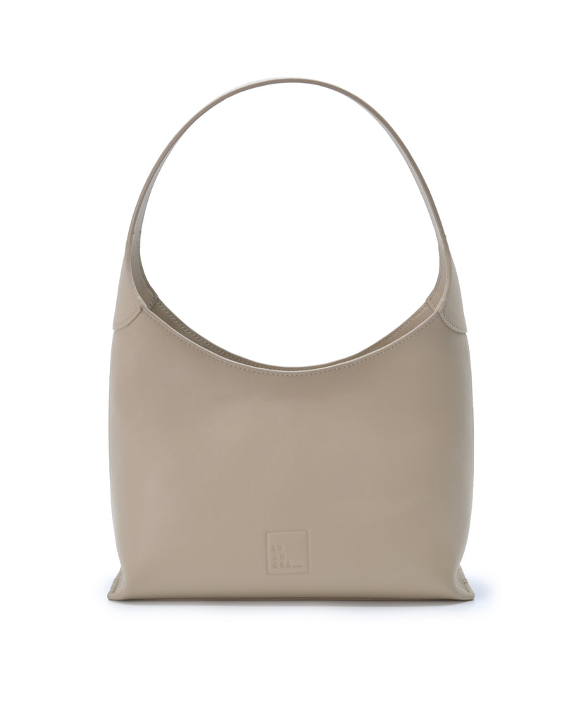 Imagen frontal de bolso hobo de piel color taupéLeandra.