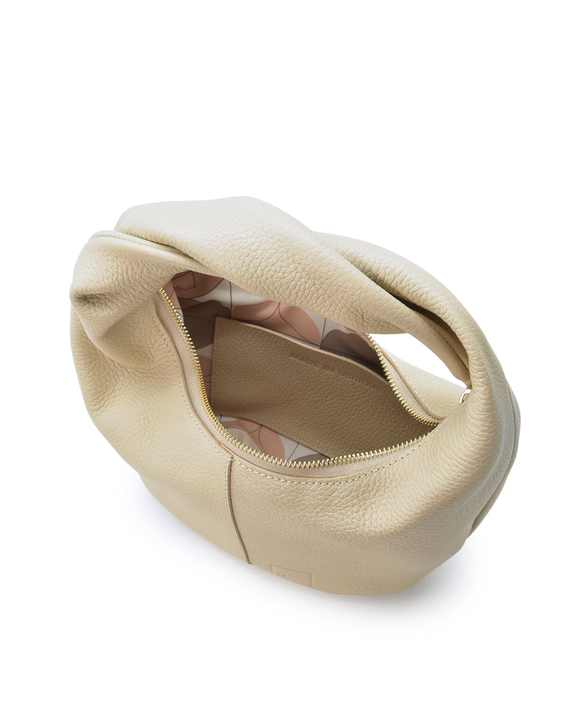 Imagen interior de bolso hobo mini de mano de piel color beige Leandra