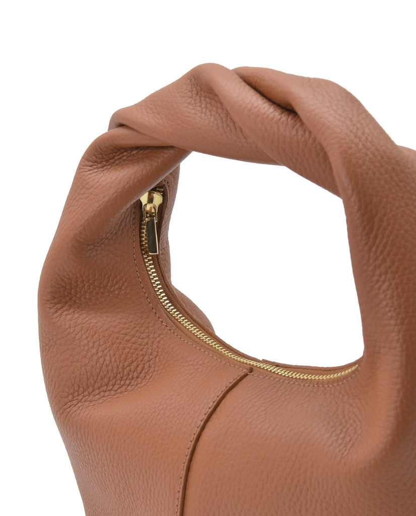 Imagen detalle cremallera de bolso hobo mini de mano de piel color camel Leandra