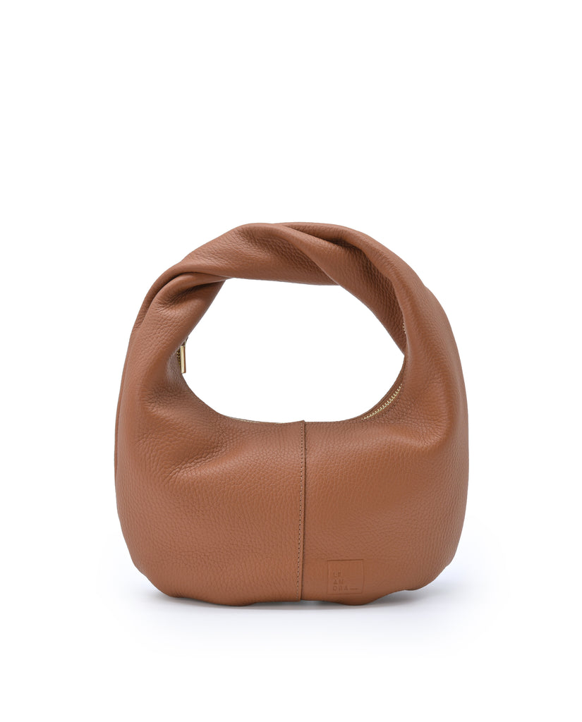 Imagen frontal de bolso hobo mini de mano de piel color camel Leandra