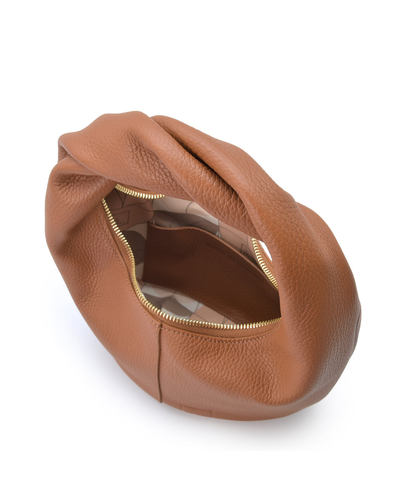 Imagen interior de bolso hobo mini de mano de piel color camel Leandra