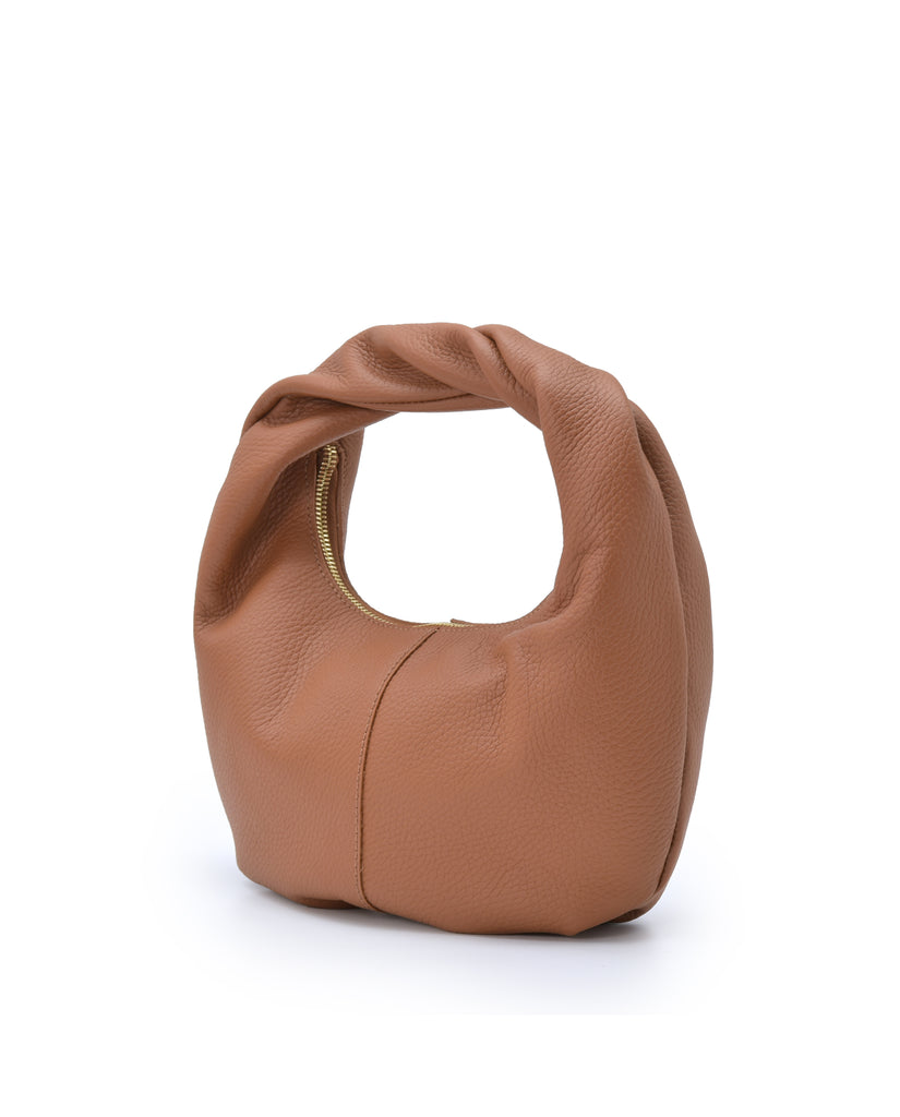 Imagen oblicua de bolso hobo mini de mano de piel color camel Leandra