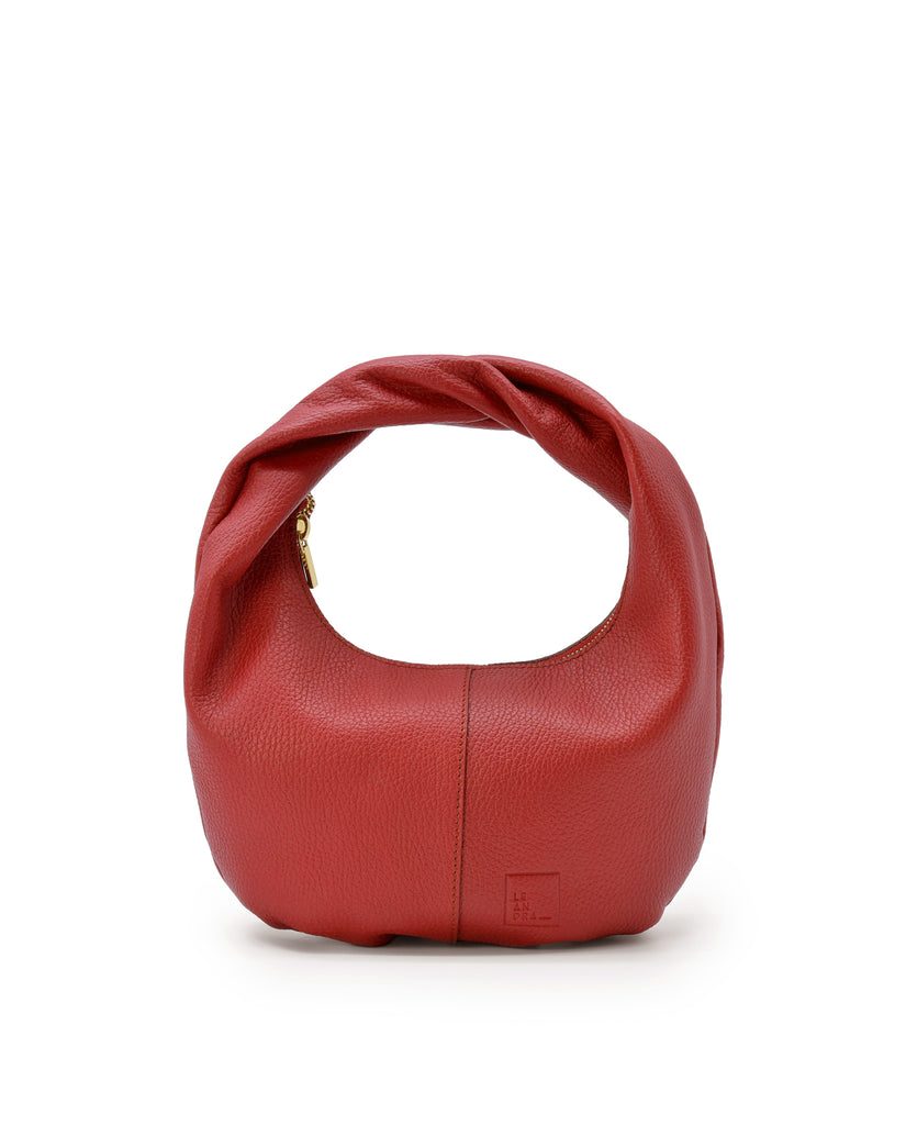 Imagen frontal de bolso hobo mini de mano de piel color rojo Leandra