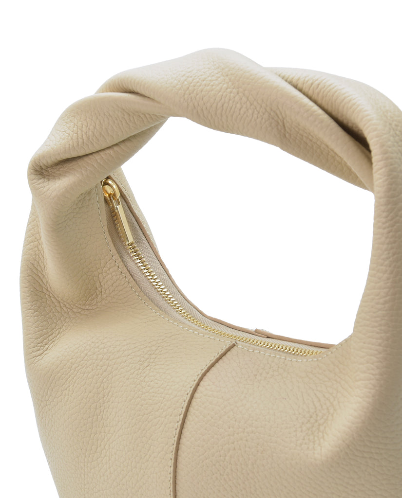 Imagen detalle de bolso hobo mini de mano de piel color beige Leandra. Bolsos de piel fabricados en Ubrique Made in Spain