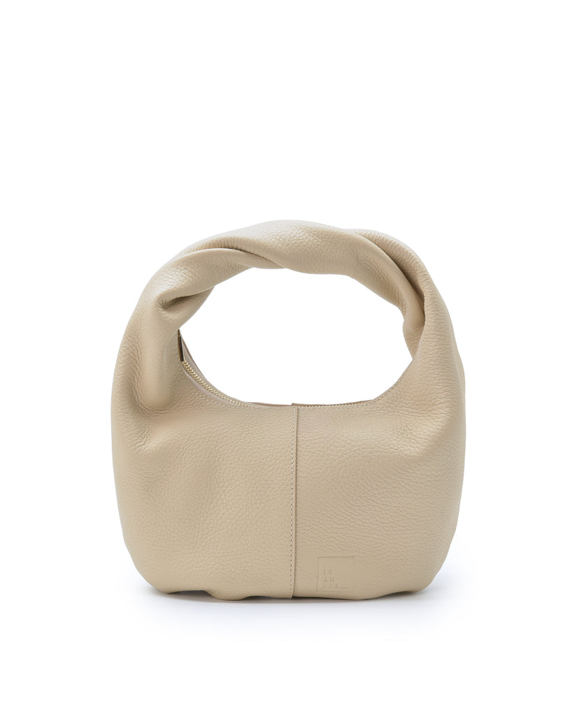 Imagen frontal de bolso hobo mini de mano de piel color beige Leandra. Bolsos de piel fabricados en Ubrique Made in Spain