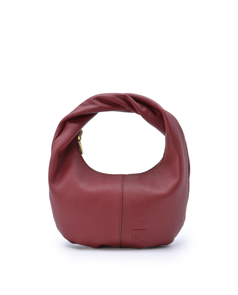 Imagen frontal de bolso hobo mini de mano de piel color burdeos Leandra. Bolsos de piel fabricados en Ubrique Made in Spain