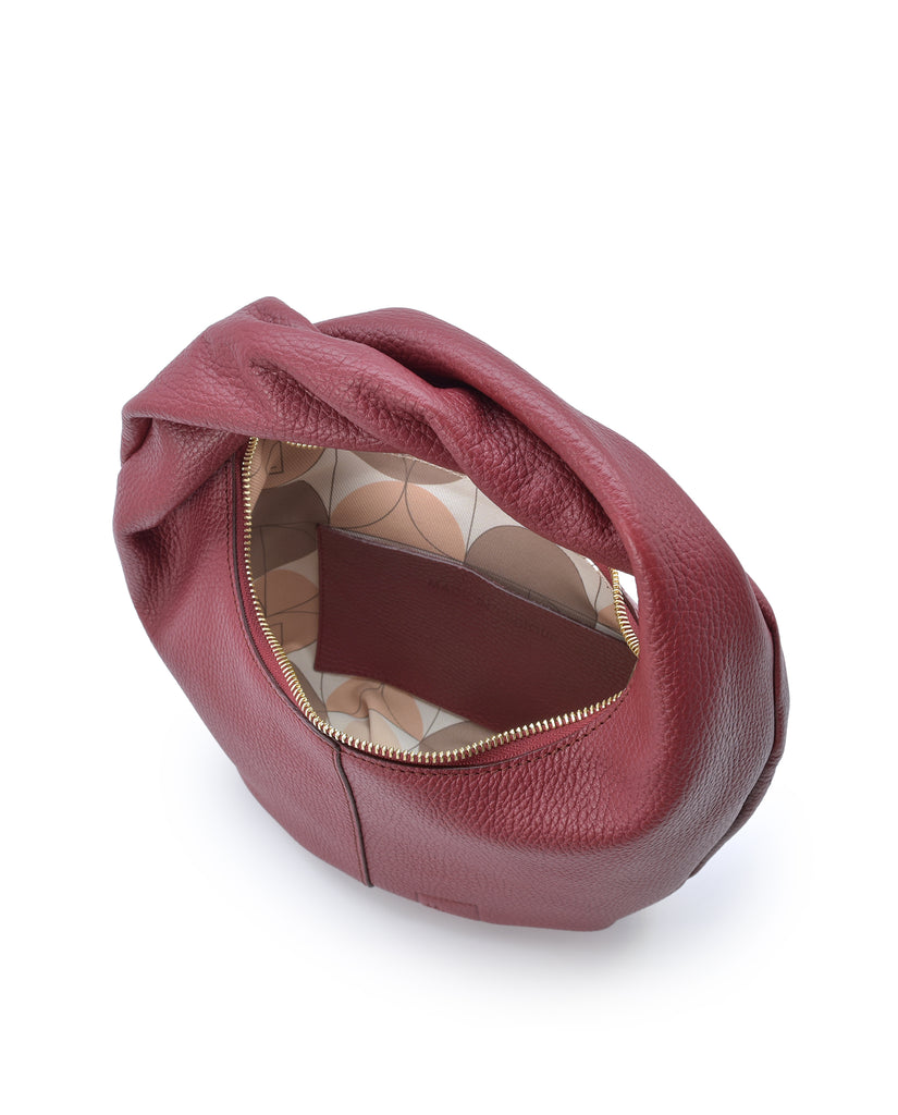 Imagen interior de bolso hobo mini de mano de piel color burdeos Leandra. Bolsos de piel fabricados en Ubrique Made in Spain