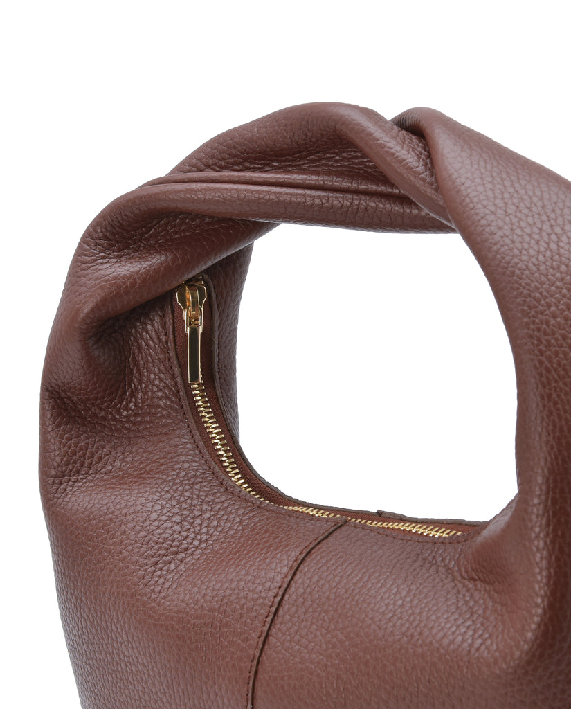 Imagen detalle de bolso hobo mini de mano de piel color marrón Leandra. Bolsos de piel fabricados en Ubrique Made in Spain