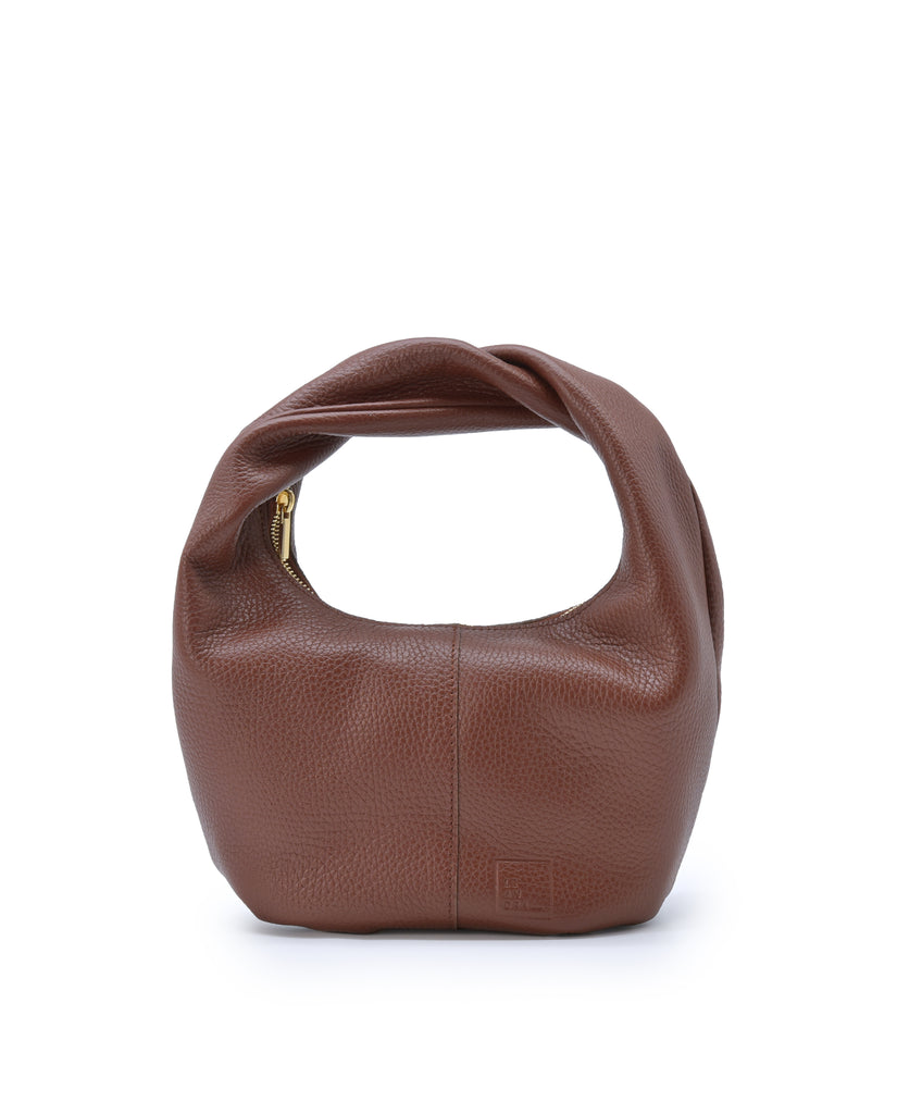 Imagen frontal de bolso hobo mini de mano de piel color marrón Leandra. Bolsos de piel fabricados en Ubrique Made in Spain