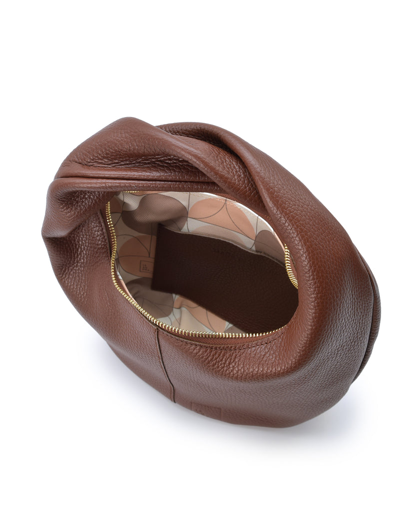 Imagen interior de bolso hobo mini de mano de piel color burdeos Leandra. Bolsos de piel fabricados en Ubrique Made in Spain