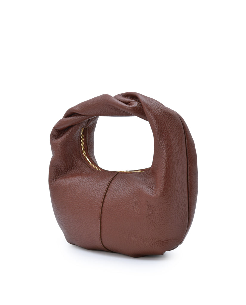 Imagen oblicua de bolso hobo mini de mano de piel color marrón Leandra. Bolsos de piel fabricados en Ubrique Made in Spain