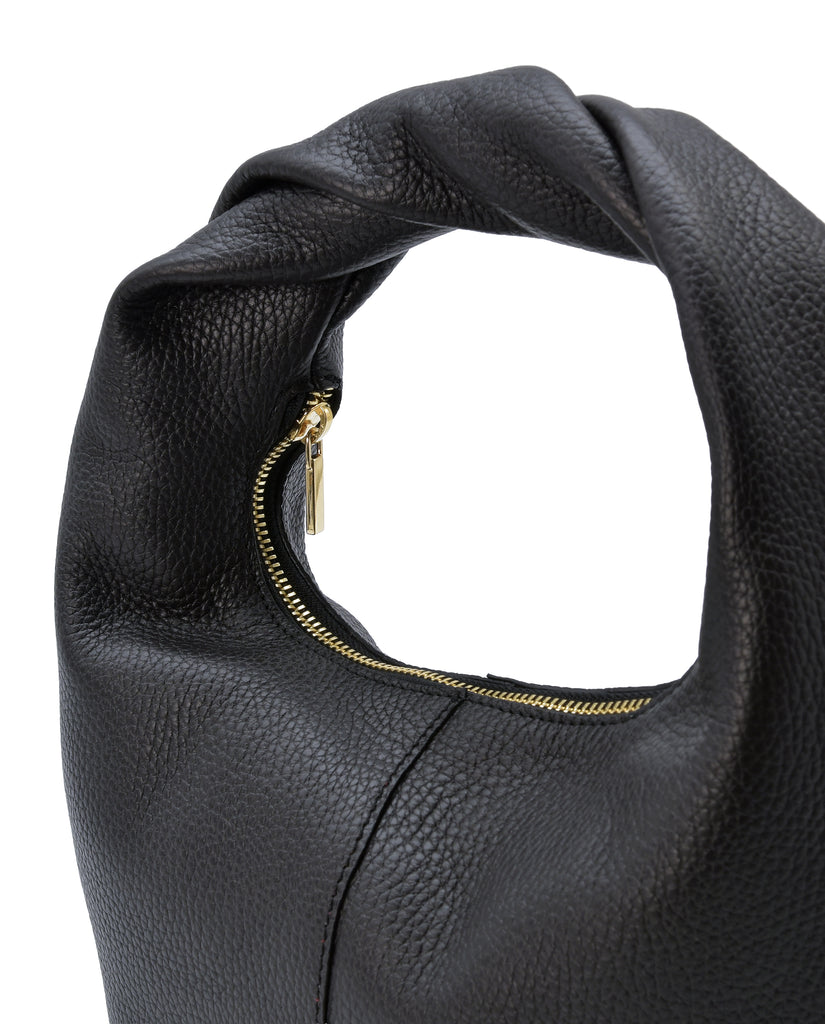Imagen detalle de bolso hobo mini de mano de piel color negro Leandra. Bolsos de piel fabricados en Ubrique Made in Spain