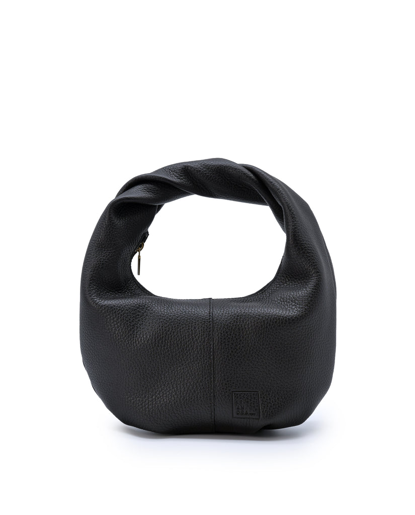 Imagen frontal de bolso hobo mini de mano de piel color negro Leandra. Bolsos de piel fabricados en Ubrique Made in Spain