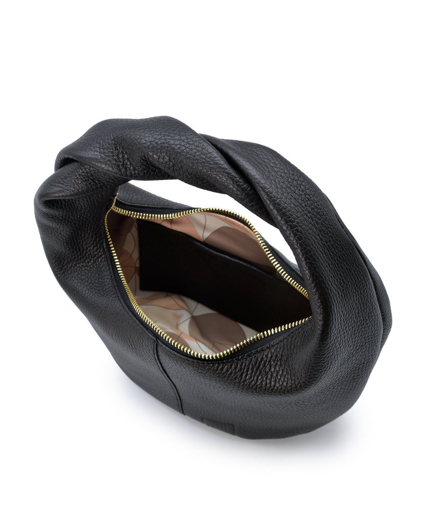 Imagen interior de bolso hobo mini de mano de piel color negro Leandra. Bolsos de piel fabricados en Ubrique Made in Spain